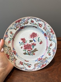 Five Chinese famille rose plates with floral design, Yongzheng/Qianlong