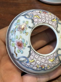 Bo&icirc;te couverte de forme ronde en porcelaine de Chine famille rose &agrave; d&eacute;cor figuratif, 19&egrave;me