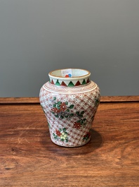 Een kleine Chinese wucai pot met floraal decor, Transitie periode