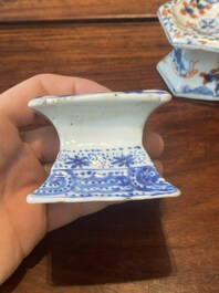 Een paar Chinese blauw-witte vazen en vier zoutvaten in blauw-wit, famille rose en Imari-stijl, Kangxi/Qianlong