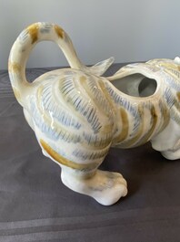 Een Japanse koro in de vorm van een man op een tijger, Hirado, Edo, 19e eeuw