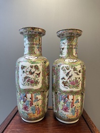 Paire de vases de forme rouleau en porcelaine de Chine famille rose de Canton, 19&egrave;me
