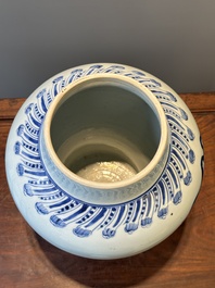 Rare vase en porcelaine de Chine en bleu et blanc &agrave; d&eacute;cor floral, Kangxi