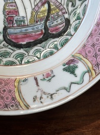 Een Chinees famille rose bord met een driemaster, Yongzheng