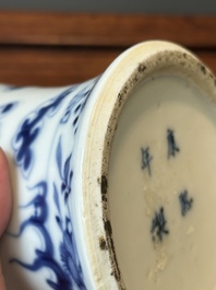 Een paar Chinese blauw-witte dekselvazen en drie potten, 19e eeuw