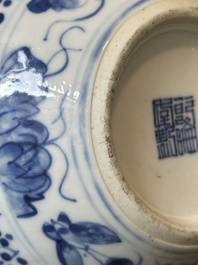 Een paar Chinese blauw-witte dekselvazen en drie potten, 19e eeuw