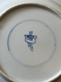 Een paar Chinese blauw-witte borden met boeddhistische leeuwen, ding merk, Kangxi