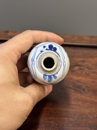 Vijf Chinese blauw-witte vazen, Kangxi