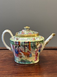Twee fijne Chinese Canton famille rose theepotten, 19e eeuw