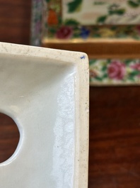 Een paar Chinese Canton famille rose bloemenhouders, 19e eeuw