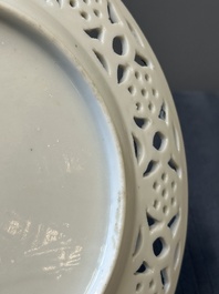 Une paire d'assiettes en porcelaine de Chine en bleu et blanc surd&eacute;cor&eacute; en Canton, une assiette aux gar&ccedil;ons jouant et une assiette ajour&eacute;e, 19&egrave;me