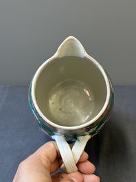 Une cruche en porcelaine de Chine famille rose sur fond vert  &agrave; d&eacute;cor de dragons et un plat &agrave; decor 'sept sages' et &agrave; bord de dragons, 19&egrave;me