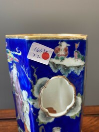 Paire de rares porte-chapeaux en porcelaine de Chine famille rose sur fond bleu &agrave; d&eacute;cor de 'huit immortels', marque et &eacute;poque de Tongzhi