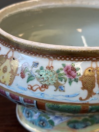Een Chinese Canton famille rose dekselterrine  met bijbehorend bord, 19e eeuw
