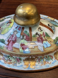 Een Chinese Canton famille rose dekselterrine  met bijbehorend bord, 19e eeuw