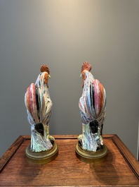 Paire de sculptures de coq en porcelaine de Chine famille rose aux montures en bronze dor&eacute;, Qianlong