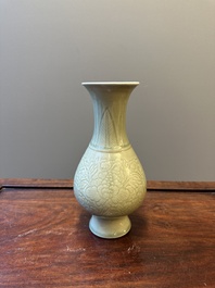 Vase en porcelaine de Chine en c&eacute;ladon monochrome &agrave; d&eacute;cor floral incis&eacute;, Kangxi