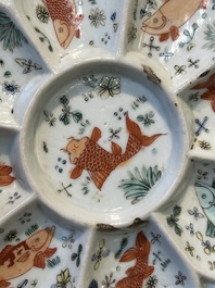 Rare assiette &agrave; mendiants en porcelaine de Chine wucai &agrave; d&eacute;cor de poisson, Kangxi