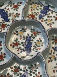 Een Chinese wucai confiserieschotel met floraal decor, Wanli
