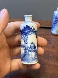 Zes Chinese blauw-witte snuifflessen, 19de eeuw