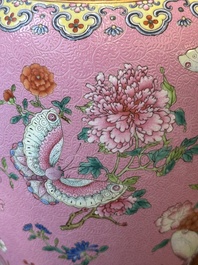 Een Chinese famille rose vaas met vlinders op roze sgraffito fond, Qianlong merk en mogelijk periode