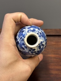Vijf Chinese blauw-witte vazen, Kangxi
