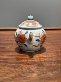 Een Chinese Imari-stijl miniatuur theepot, Kangxi