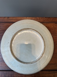 Une paire de pots et un plat en porcelaine de Chine famille rose de Nankin, marque de Chenghua, 19&egrave;me