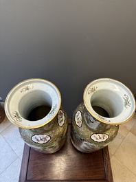 Paire de vases de forme rouleau en porcelaine de Chine famille rose de Canton, 19&egrave;me