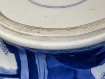 Vase en porcelaine de Chine en bleu et blanc &agrave; d&eacute;cor des 'Longues Dames', Kangxi