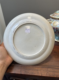 Een Chinese Canton famille rose dekselterrine  met bijbehorend bord, 19e eeuw
