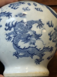 Een paar Chinese blauw-witte dekselvazen en drie potten, 19e eeuw