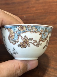 Een Chinese famille rose en grisaille kop en schotel met Xiwangmu die een perzik aangeboden krijgt, Yongzheng