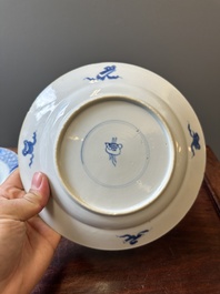 Een paar Chinese blauw-witte borden met boeddhistische leeuwen, ding merk, Kangxi