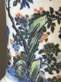 Vase de forme 'gu' en porcelaine de Chine doucai &agrave; d&eacute;cor de coq, marque de Qianlong, 19&egrave;me