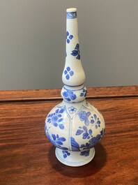 Een paar Chinese blauw-witte rozenwater sprenkelaars voor de islamitische markt, Kangxi