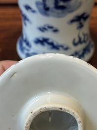 Een paar Chinese blauw-witte dekselvazen en drie potten, 19e eeuw