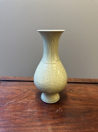 Vase en porcelaine de Chine en c&eacute;ladon monochrome &agrave; d&eacute;cor floral incis&eacute;, Kangxi