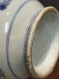 Twee Chinese blauw-witte dekselkannen met floraal decor, Yongzheng/Qianlong