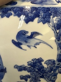 Vase en porcelaine de Chine en bleu et blanc &agrave; d&eacute;cor des 'Longues Dames', Kangxi