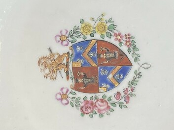 Een Chinese famille rose kop en schotel met wapendecor, Qianlong