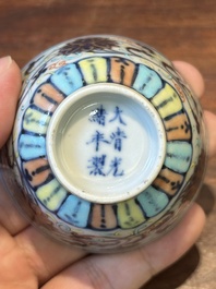 Een paar Chinese doucai kopjes met lotusslingers, Guangxu merk en periode