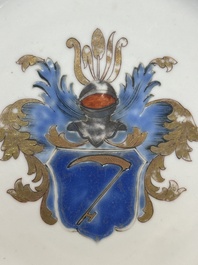 Een paar gemonogrammeerde Chinese roze-ge&euml;mailleerde borden en een paar koppen en schotels met wapendeor, Yongzheng/Qianlong