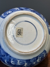 Een Chinese blauw-witte kom met mythische dieren, Kangxi