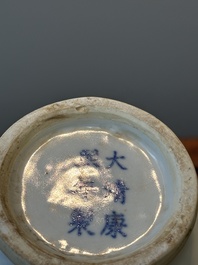 Een paar Chinese blauw-witte dekselvazen en drie potten, 19e eeuw