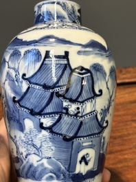 Garniture de cinq vases en porcelaine de Chine en bleu et blanc &agrave; d&eacute;cor de paysage, 19&egrave;me