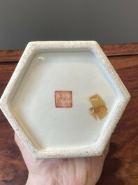 Paire de rares porte-chapeaux en porcelaine de Chine famille rose sur fond bleu &agrave; d&eacute;cor de 'huit immortels', marque et &eacute;poque de Tongzhi