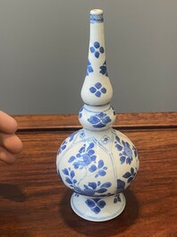 Een paar Chinese blauw-witte rozenwater sprenkelaars voor de islamitische markt, Kangxi