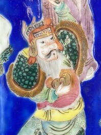 Paire de rares porte-chapeaux en porcelaine de Chine famille rose sur fond bleu &agrave; d&eacute;cor de 'huit immortels', marque et &eacute;poque de Tongzhi