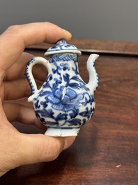 Deux vases, deux pichets miniatures et une bo&icirc;te &agrave; th&eacute; en porcelaine de Chine en bleu et blanc, Kangxi